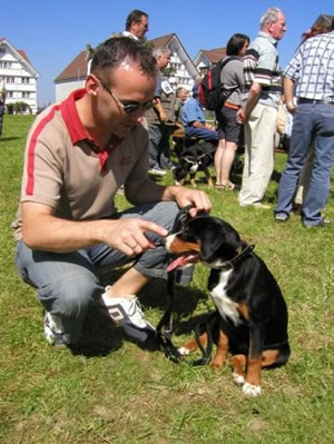 Chila als Zuschauer auf ihrer ersten Ausstellung in Stein AR