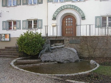 Vor der Kurverwaltung in Bad Gr�nenbach
